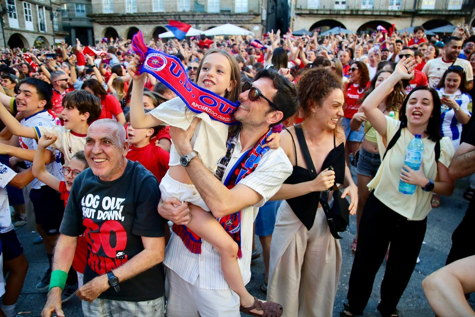 Galería | La afición de la UD Ourense sale a las calle de Ourense para disfrutar del ascenso a Primera Federación, en fotos