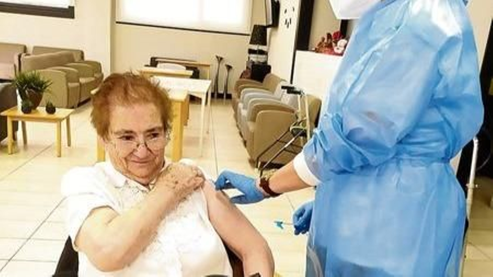 Una de las usuarias de Quercus, en el momento de la vacunación.