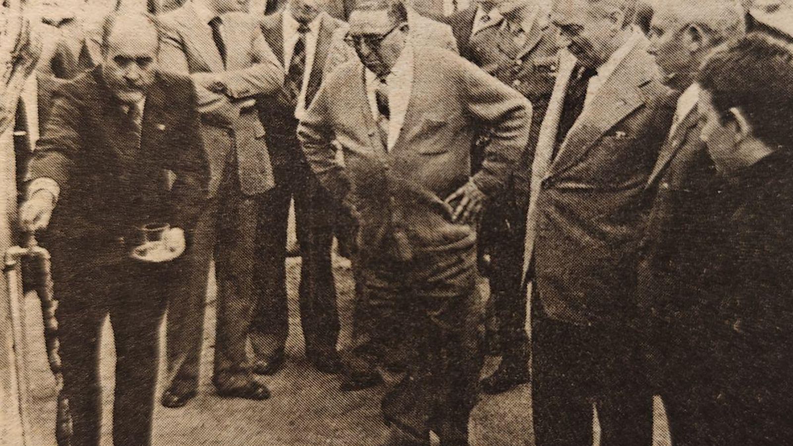 El gobernador civil y las autoridades inaugurando la traída de aguas en Lobeira.