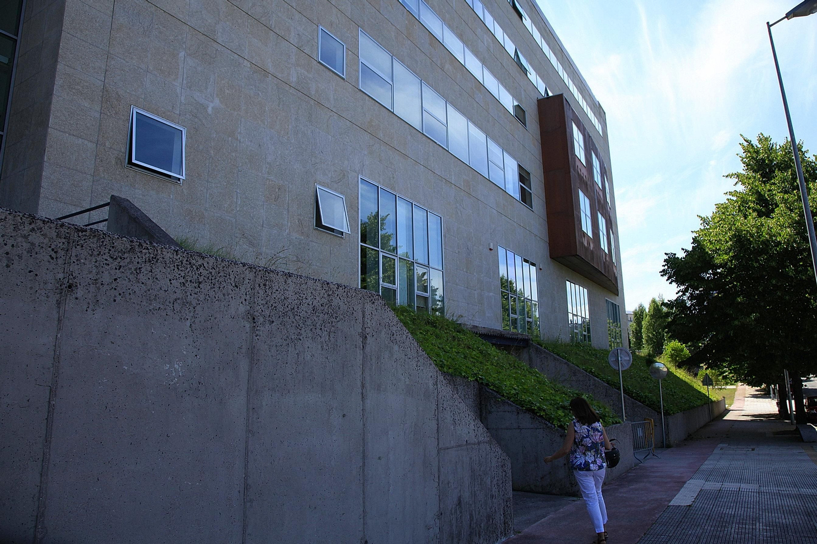 El edificio desde el que se arrojó la menor.
