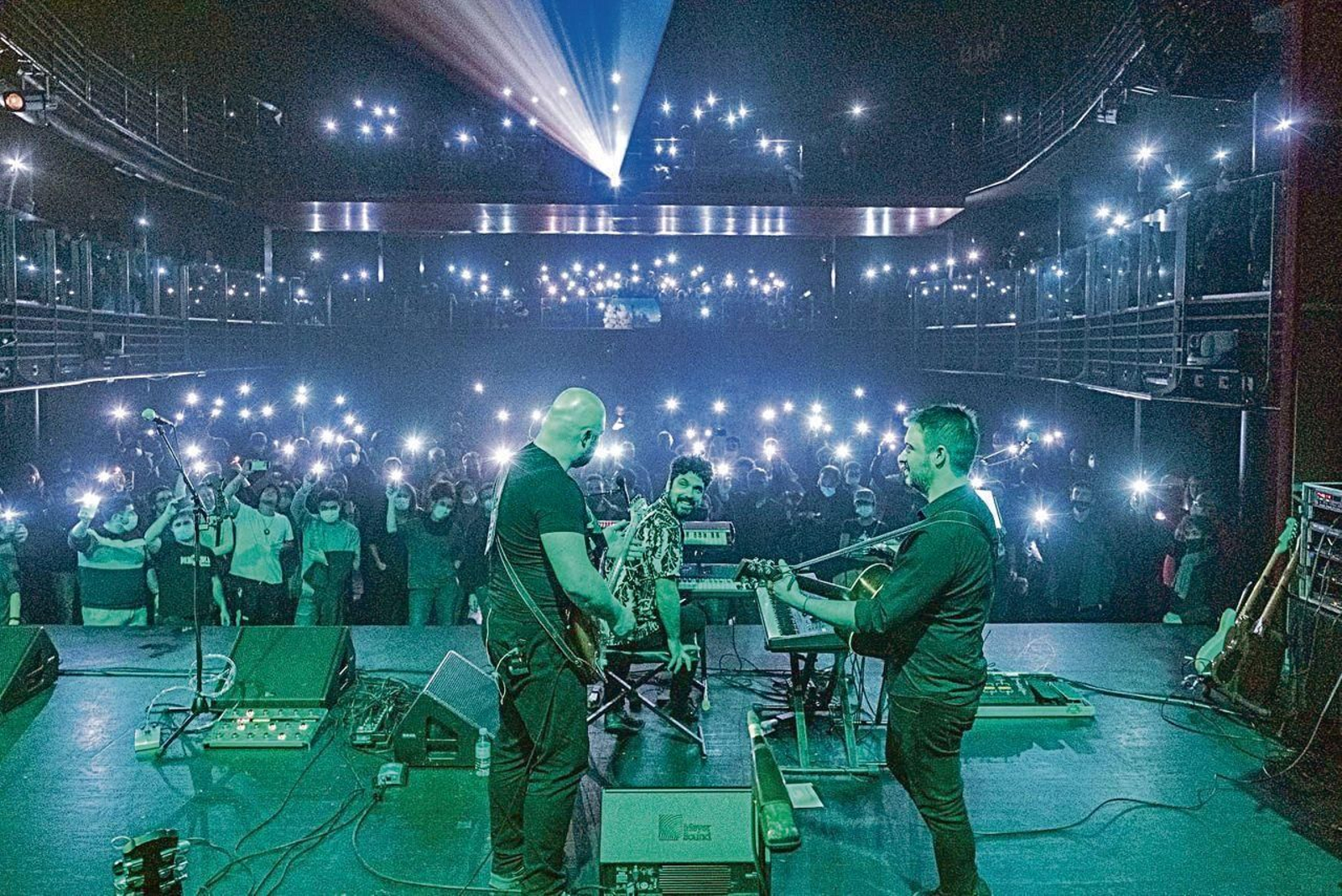 The Other Side en una de sus actuaciones.