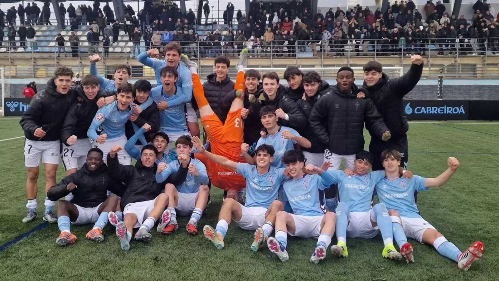 Los pupilos de Alberto Suárez celebran al estilo del primer equipo.