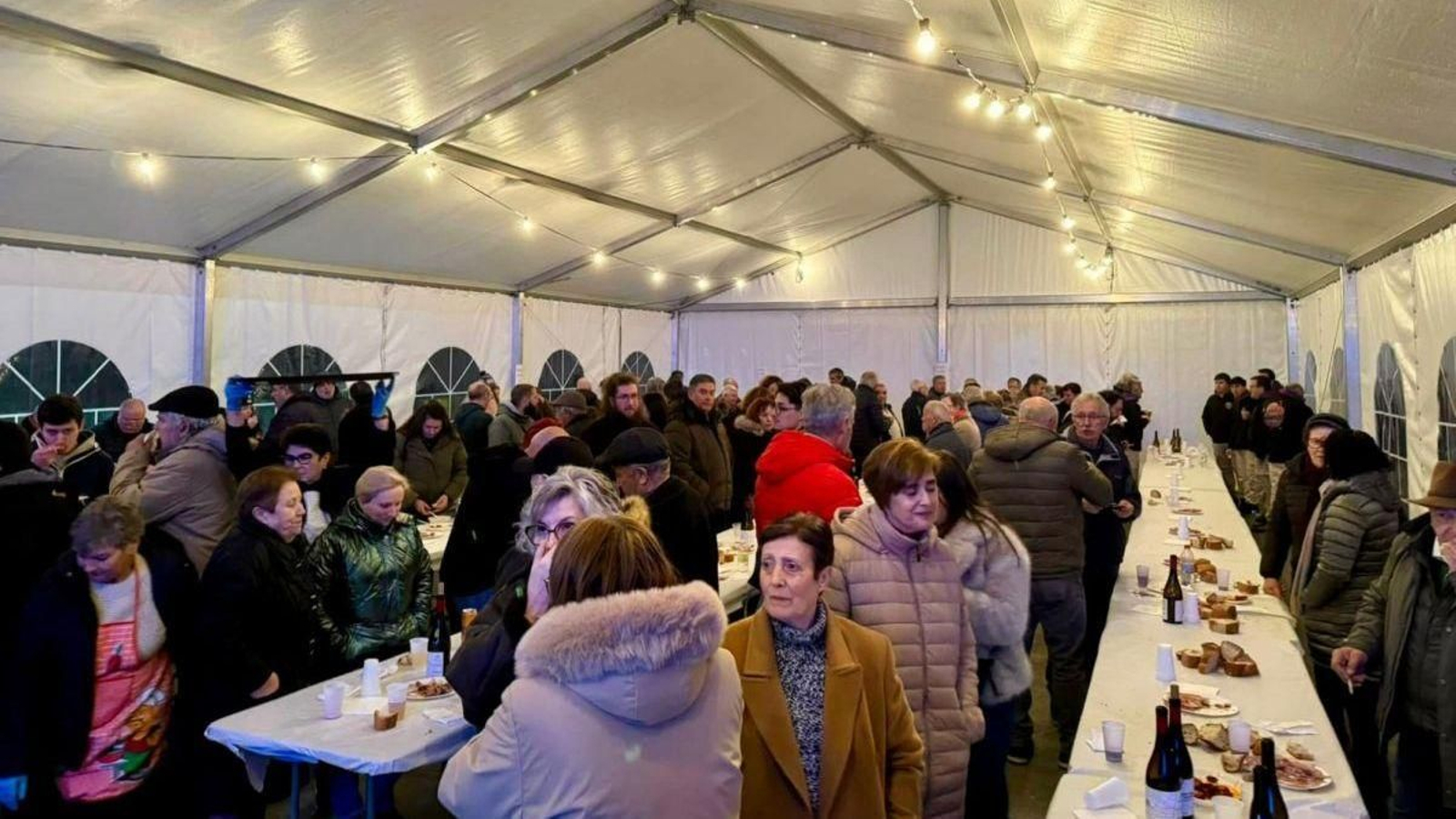 Cena bajo carpa en la pasada edición de la fiesta de San Antonio.