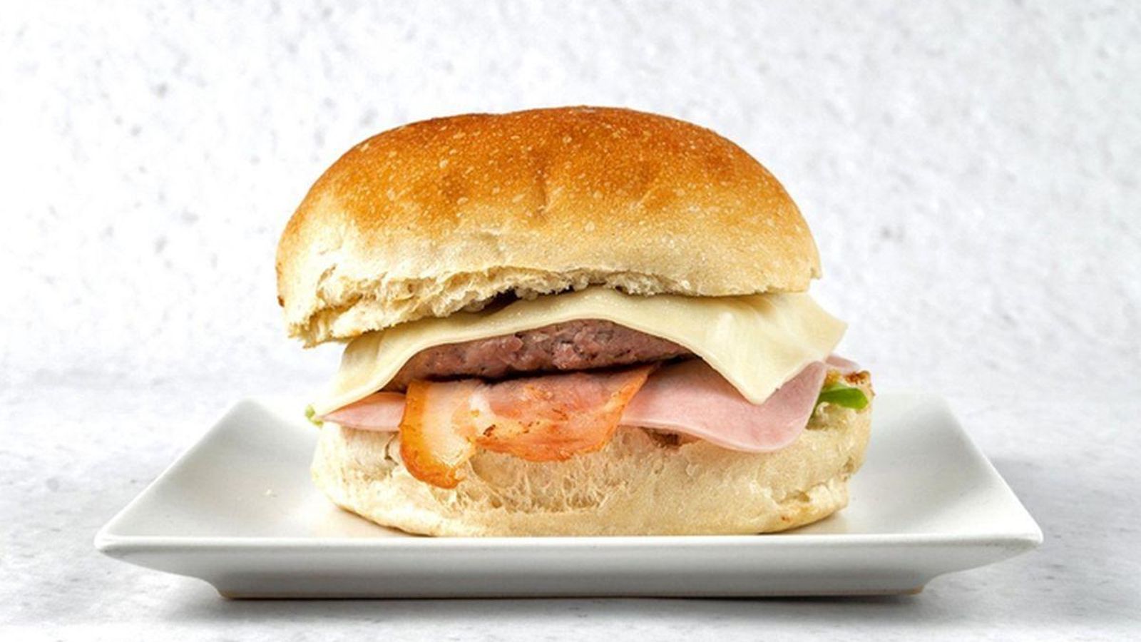 Sabor “millonario”: A Doblada cuenta con hamburguesas de carne de A Peroxa, bacon, queso, jamón york y lechuga.