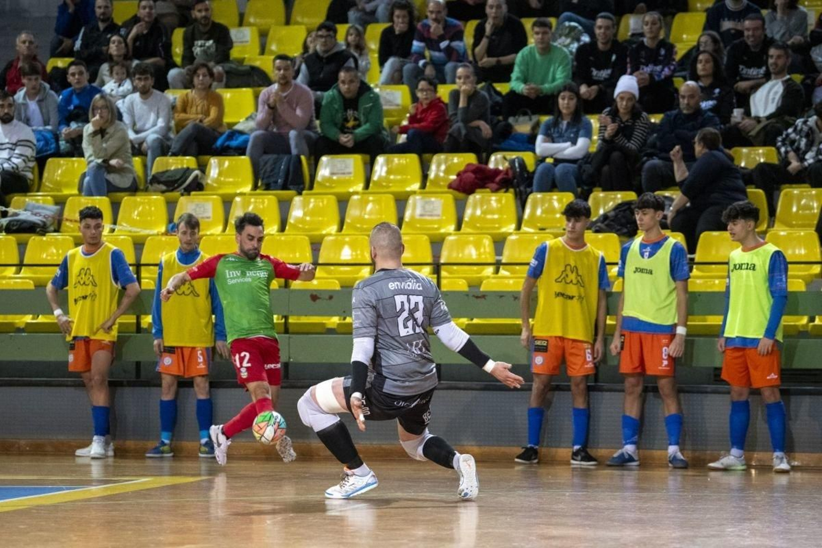 El meta Samu, ante un rival