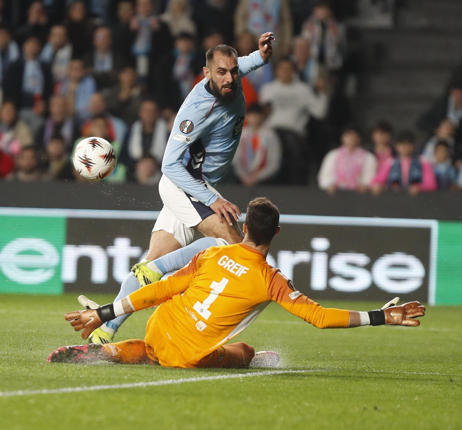Galería | El Celta y el Olympique, un duelo de altura en Balaídos