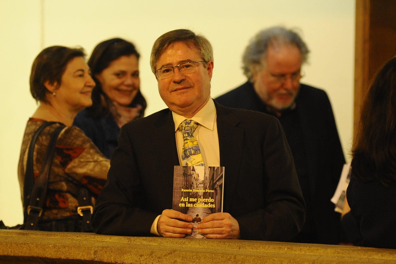 Ramón Jiménez posando con su libro.