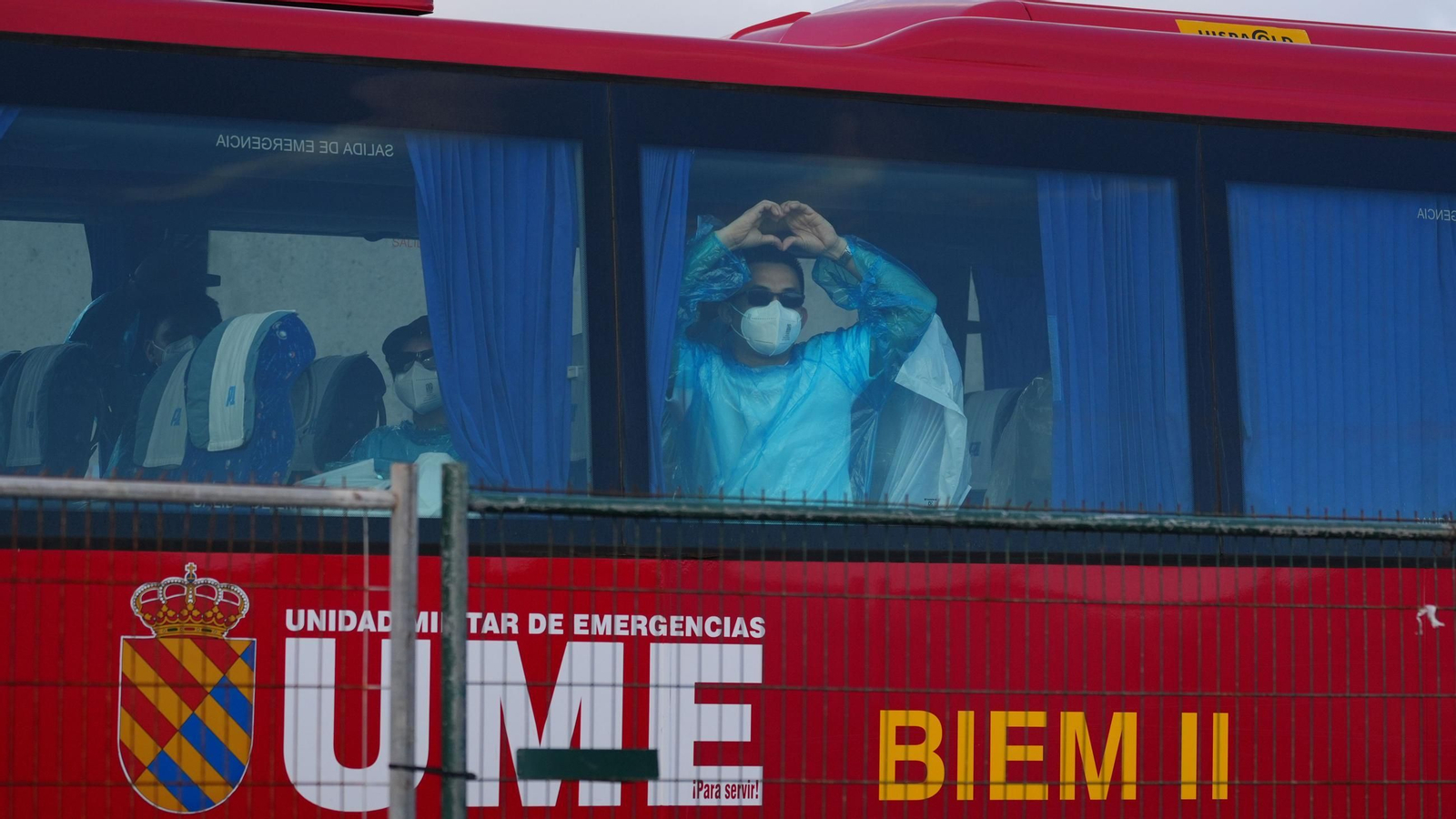 Pasajeros evacuados del crucero MV Hondius fondeado cerca del puerto de Granadilla suben a los autocares de la UME