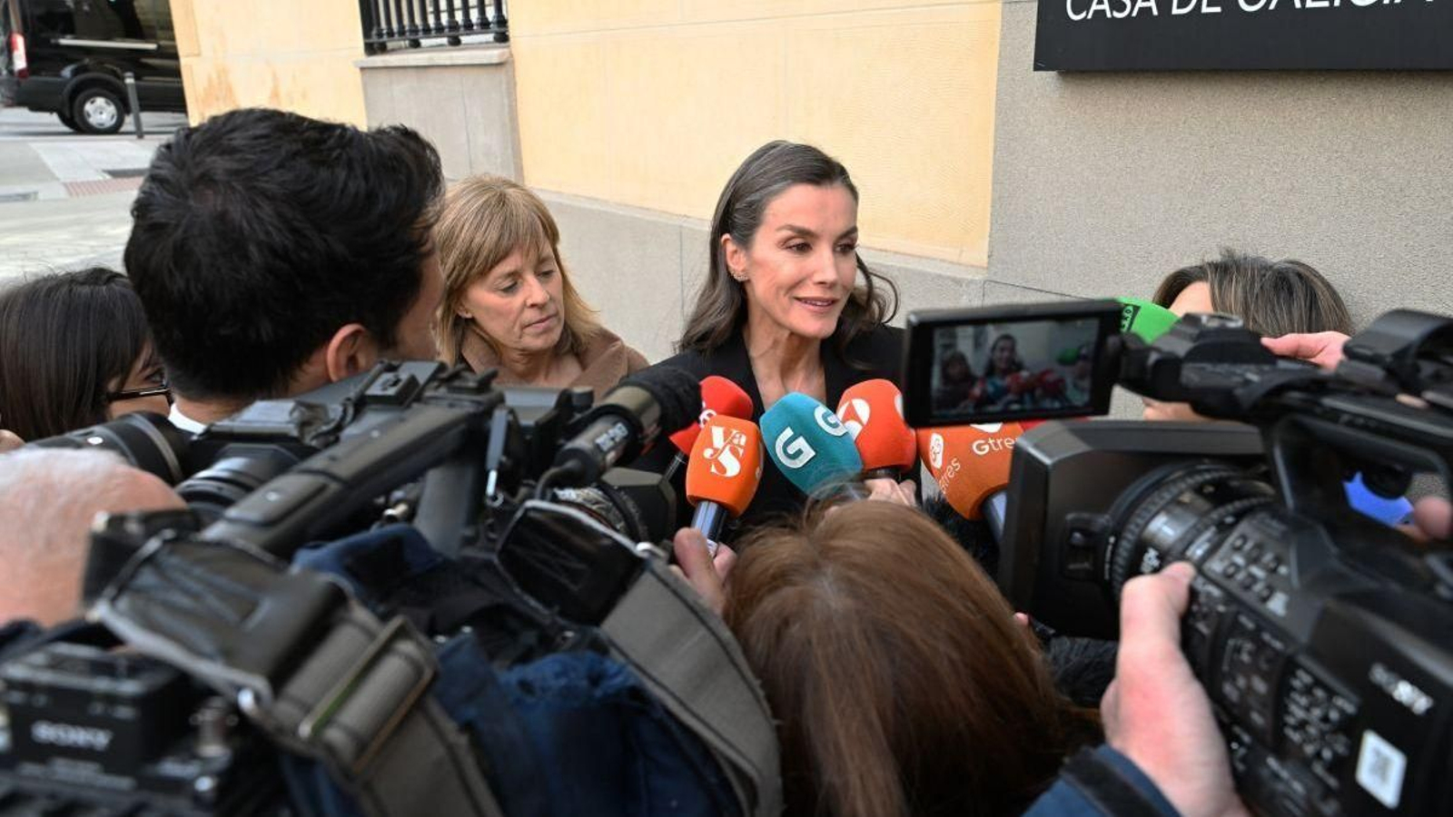 La reina Letizia atiende a los medios.