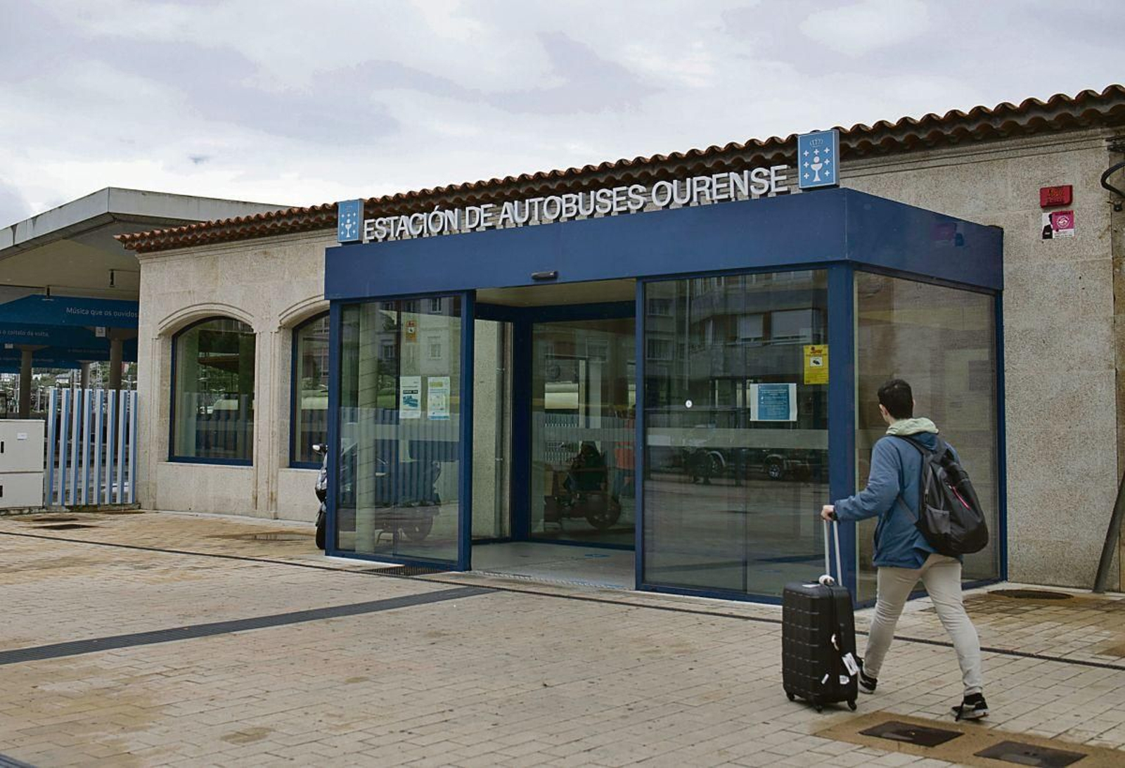 Un pasajero entrando en la estación de autobuses de Ourense