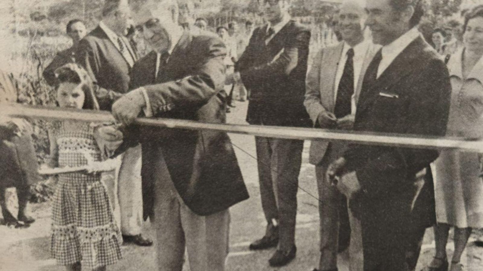 Dos momentos de la visita del gobernador civil a Carballeda de Avia.