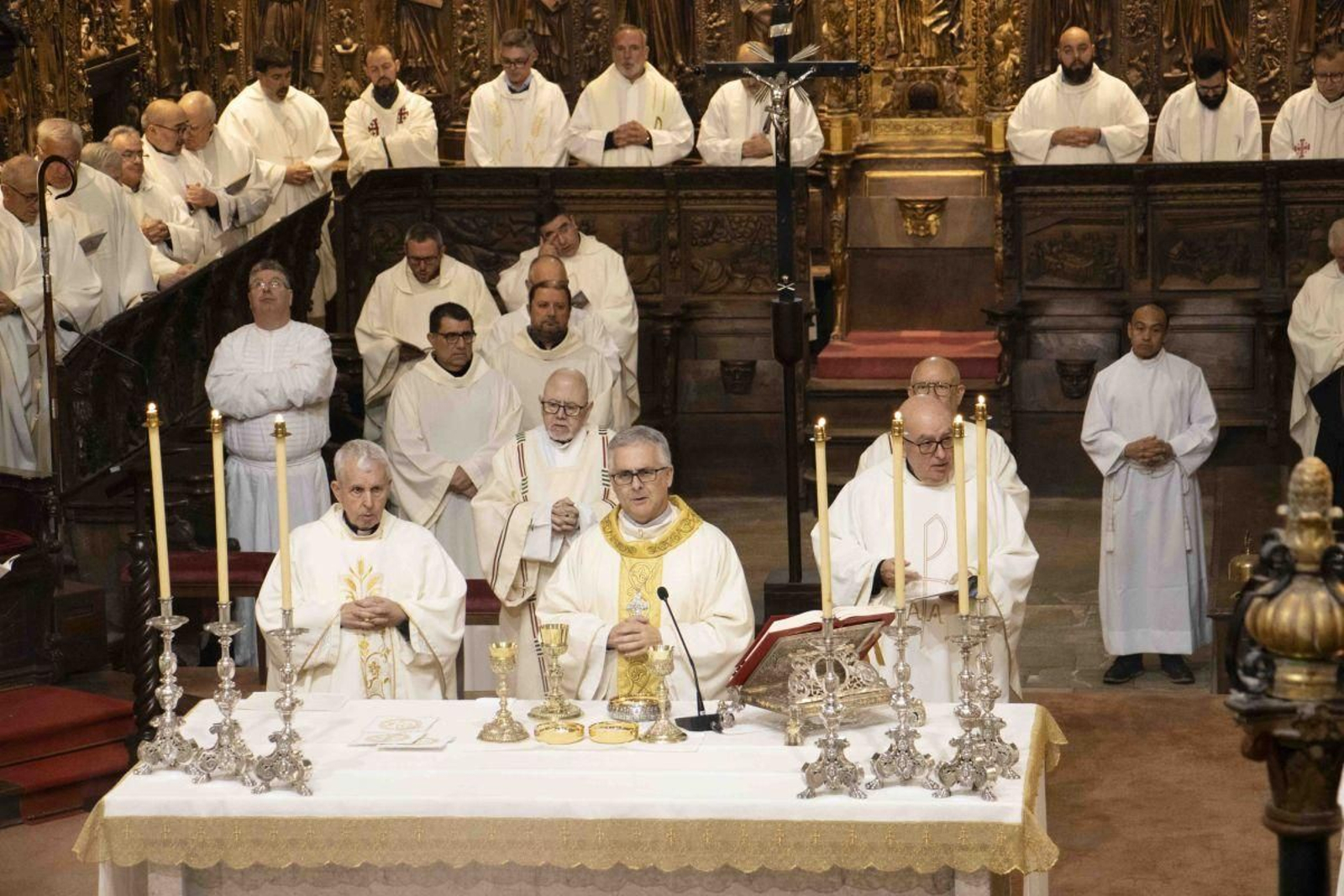 El obispo de Tui-Vigo, Antonio Valín, presidiendo la eucaristía en la catedral tudense en su 800 aniversario.