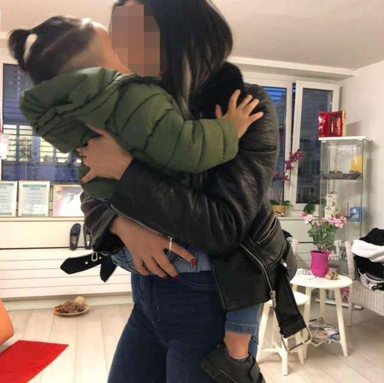 Imagen difundida por el periódico "Flick" de la madre y el niño.