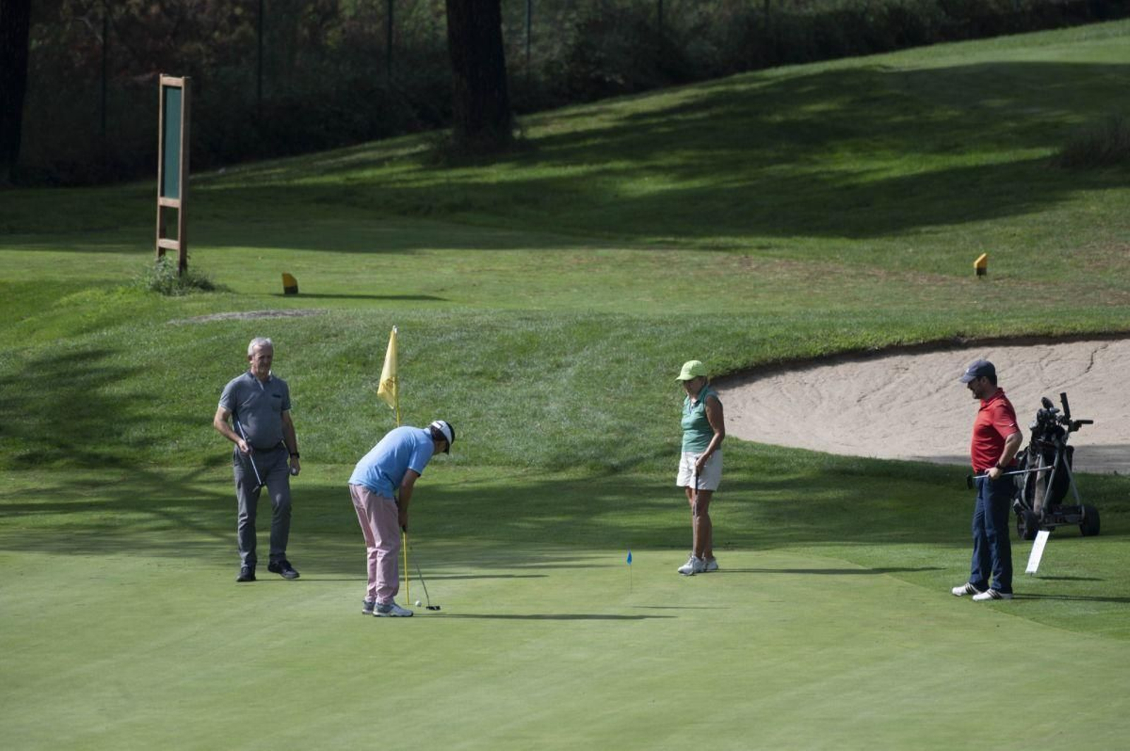 Uno de los participantes se dispone a completar el hoyo durante la jornada de competición del sábado (Foto: Martiño Pinal).