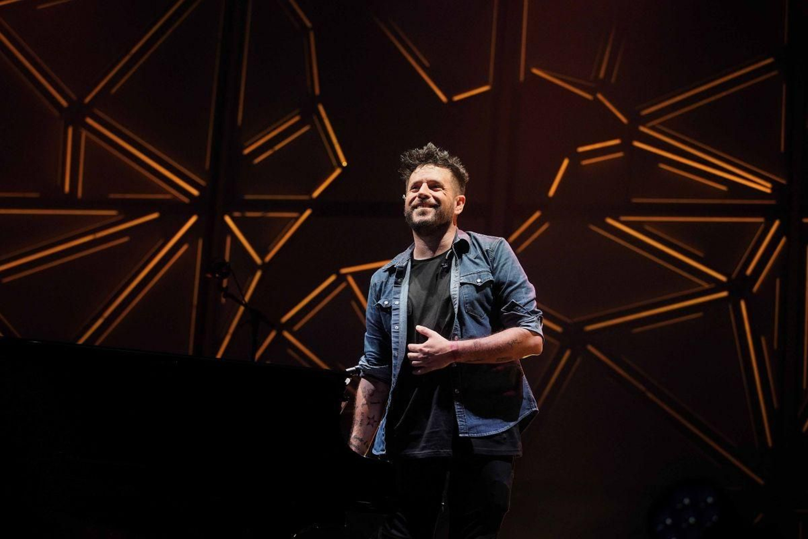 Pablo López salió al escenario de Castrelos con su inseparable piano para ofrecer una noche mágica.