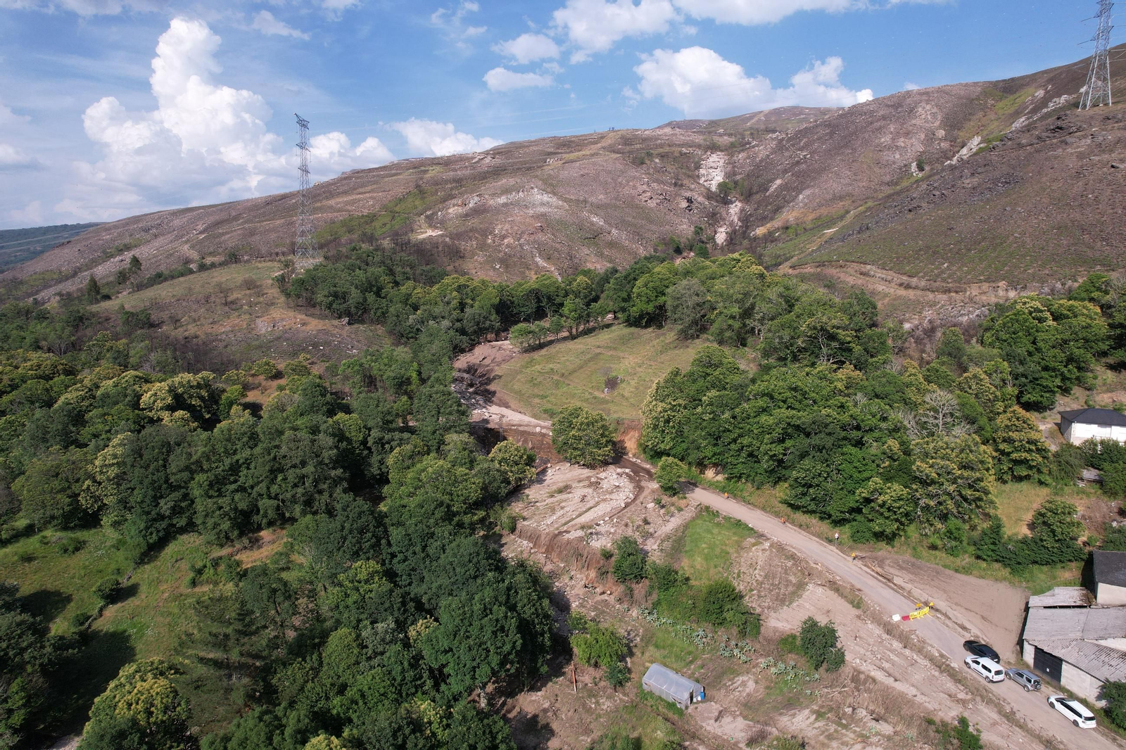 Galería | Viana do Bolo, cruzada por el torrente de agua, en fotos a vista de dron