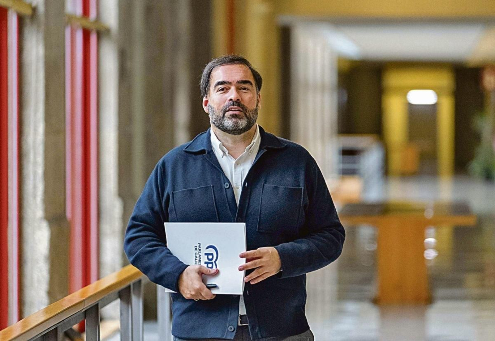 Alberto Pazos en los pasillos de la sede popular en Galicia.