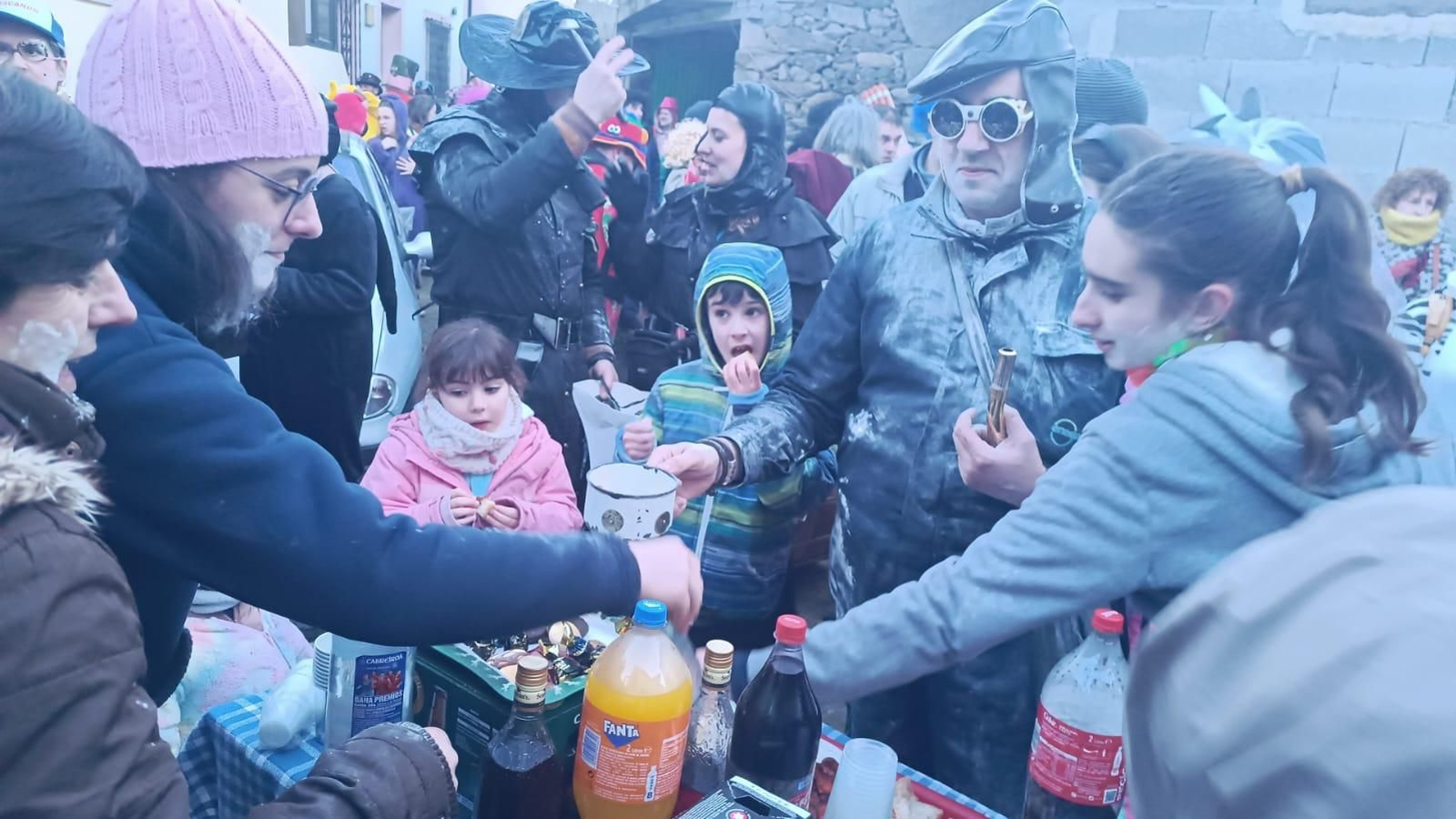 Galería | San Martiño en Manzaneda celebra o sábado de fariña co son do fulión e das mázcaras no Entroido
