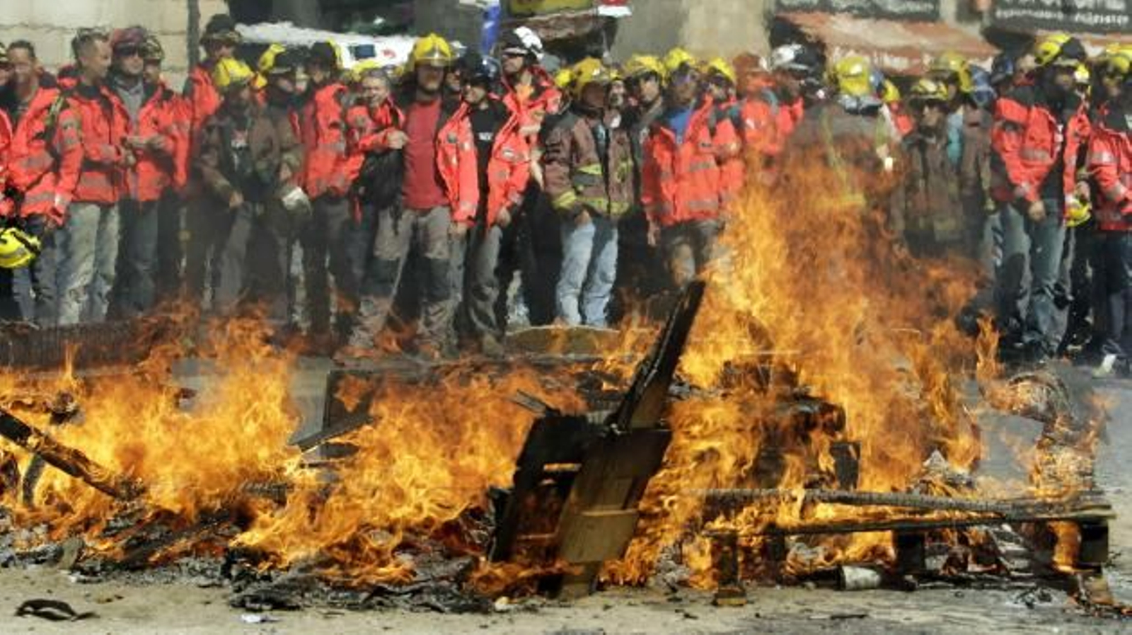Bomberos de la Generalitat protestan por la falta de efectivos