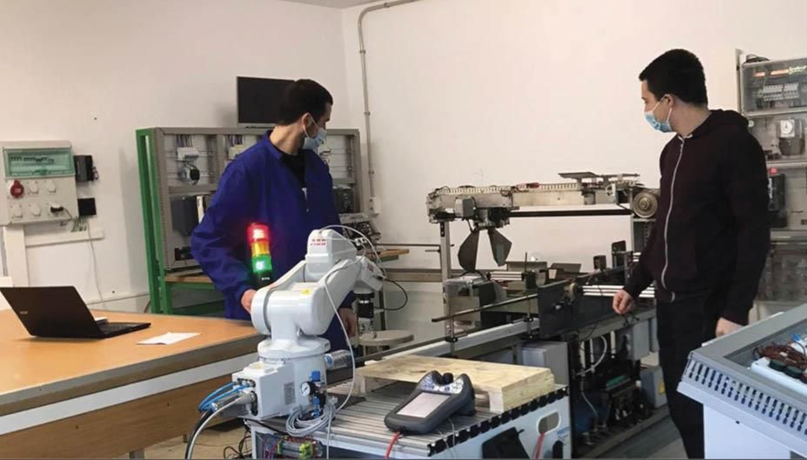 Alumnos del Ciclo Superior de Automatización y Robótica Industrial.