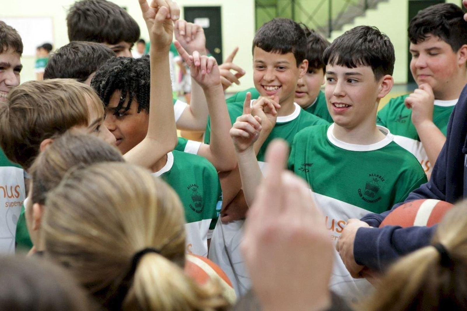 Los pequeños disfrutaron de una jornada de baloncesto junto a las estrellas locales.