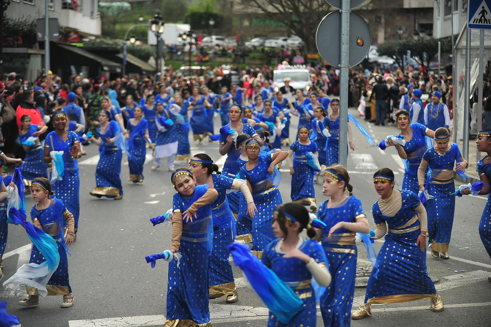 Galería | Color y retranca se pasean por las calles de A Valenzá durante su Martes de Entroido