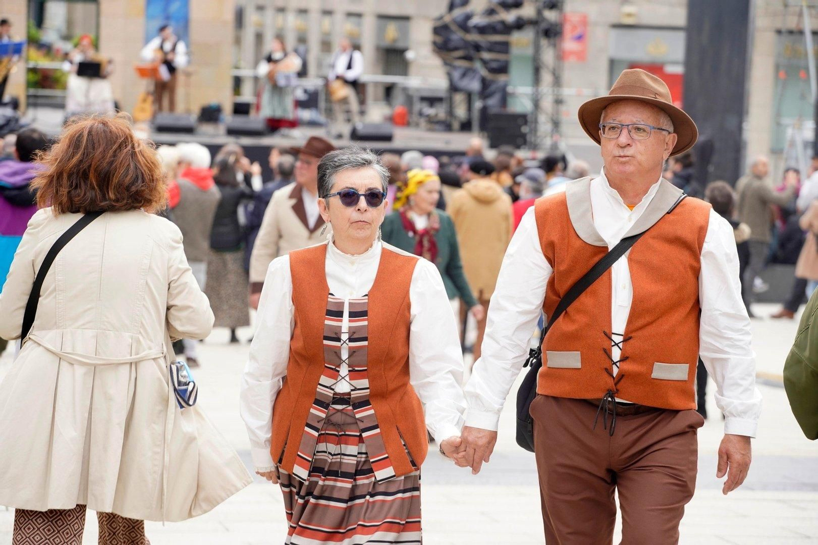 Gente vestida de época por la Reconquista.
