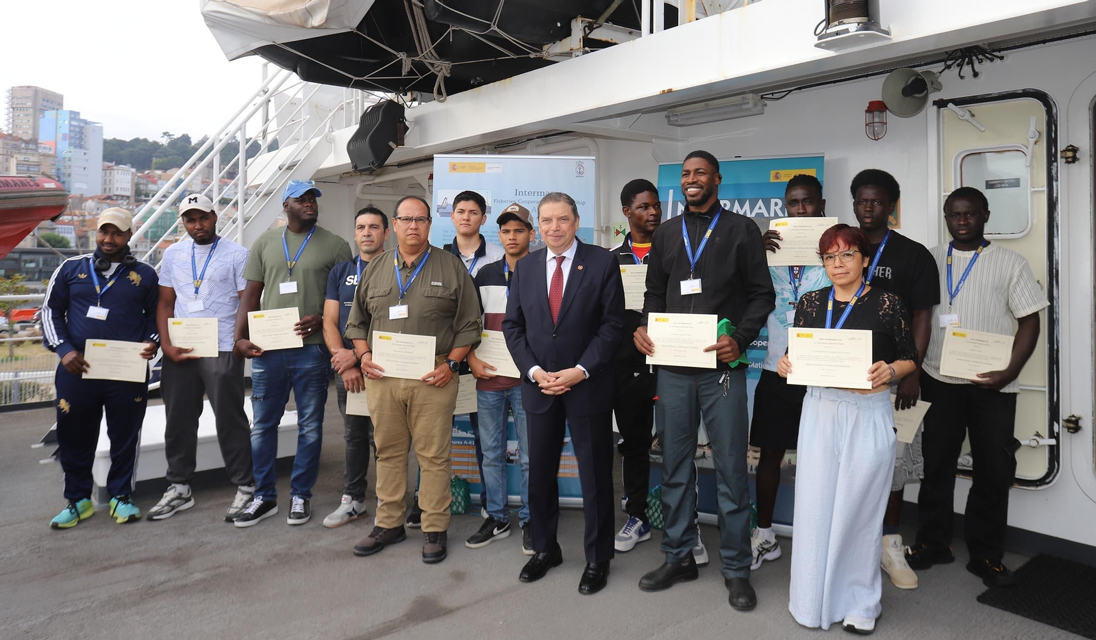 El ministro Luis Planas saludó ayer a los 14 participantes del curso de formación celebrado en el buque “Intermares”.