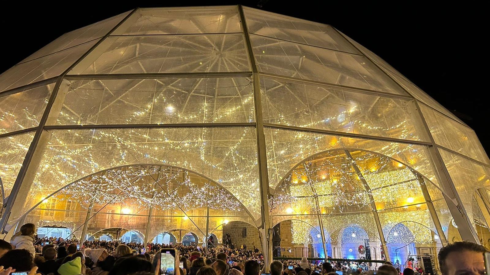La cúpula de la Plaza Mayor de Ourense durante el encendido de luces.
