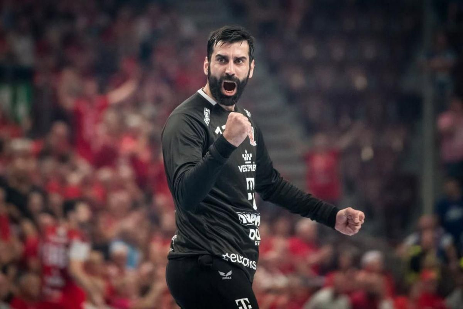 Rodrigo Corrales celebra una parada con su equipo, el Veszprém.