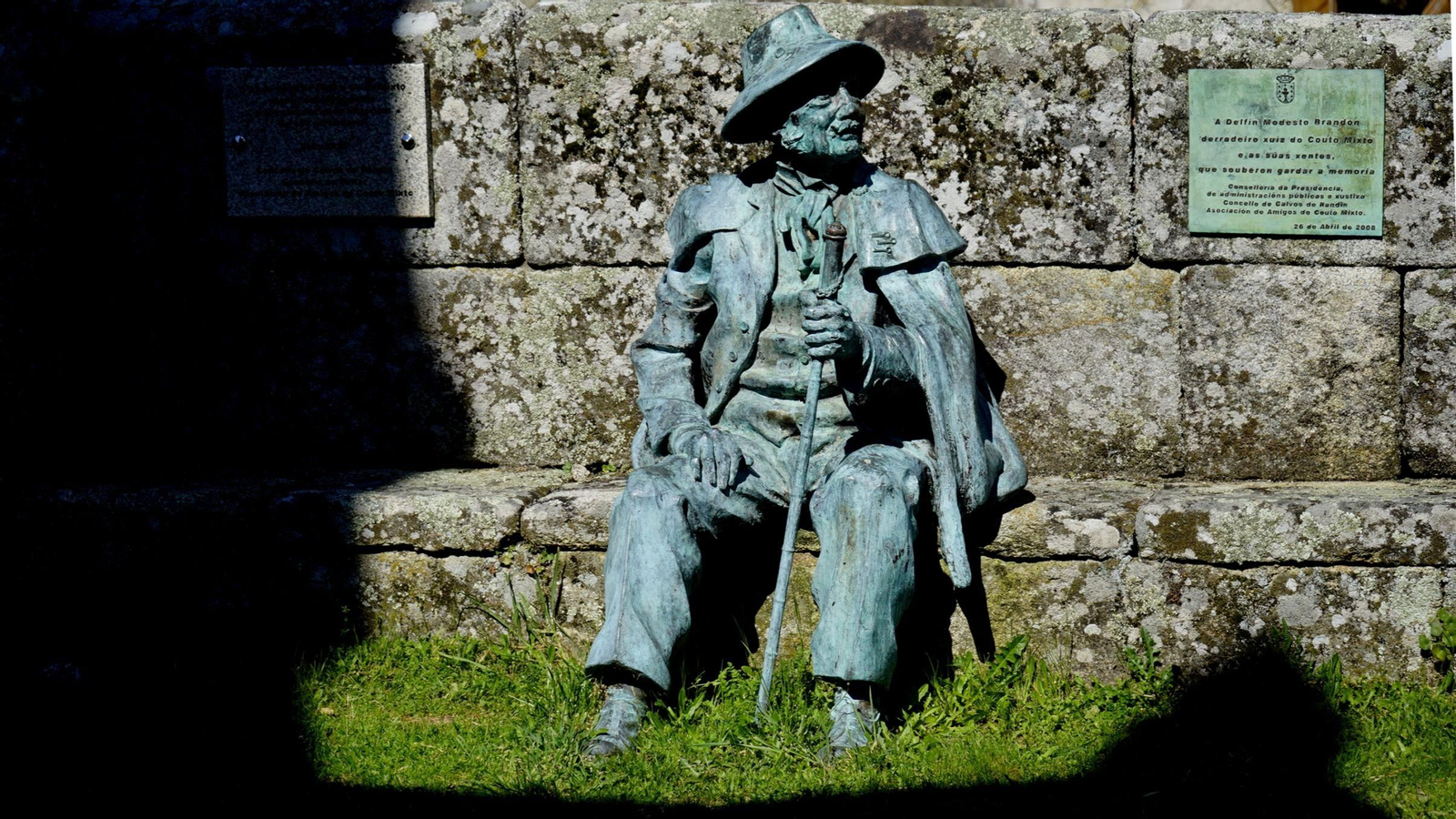 Estatua de Delfín Modesto, último juez del desaparecido Couto Mixto, en la iglesia de Santiago de Rubiás (Calvos de Randín).
