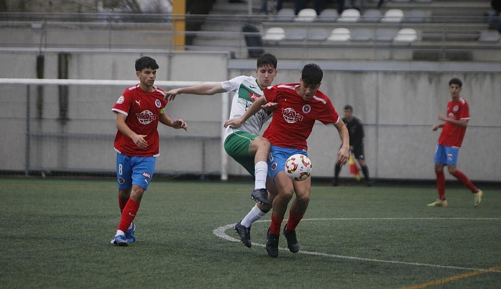 El centrocampista de la UD Ourense Roi Currás aguanta el balón ante Gómez, del Pabellón, en el derbi de Os Remedios.