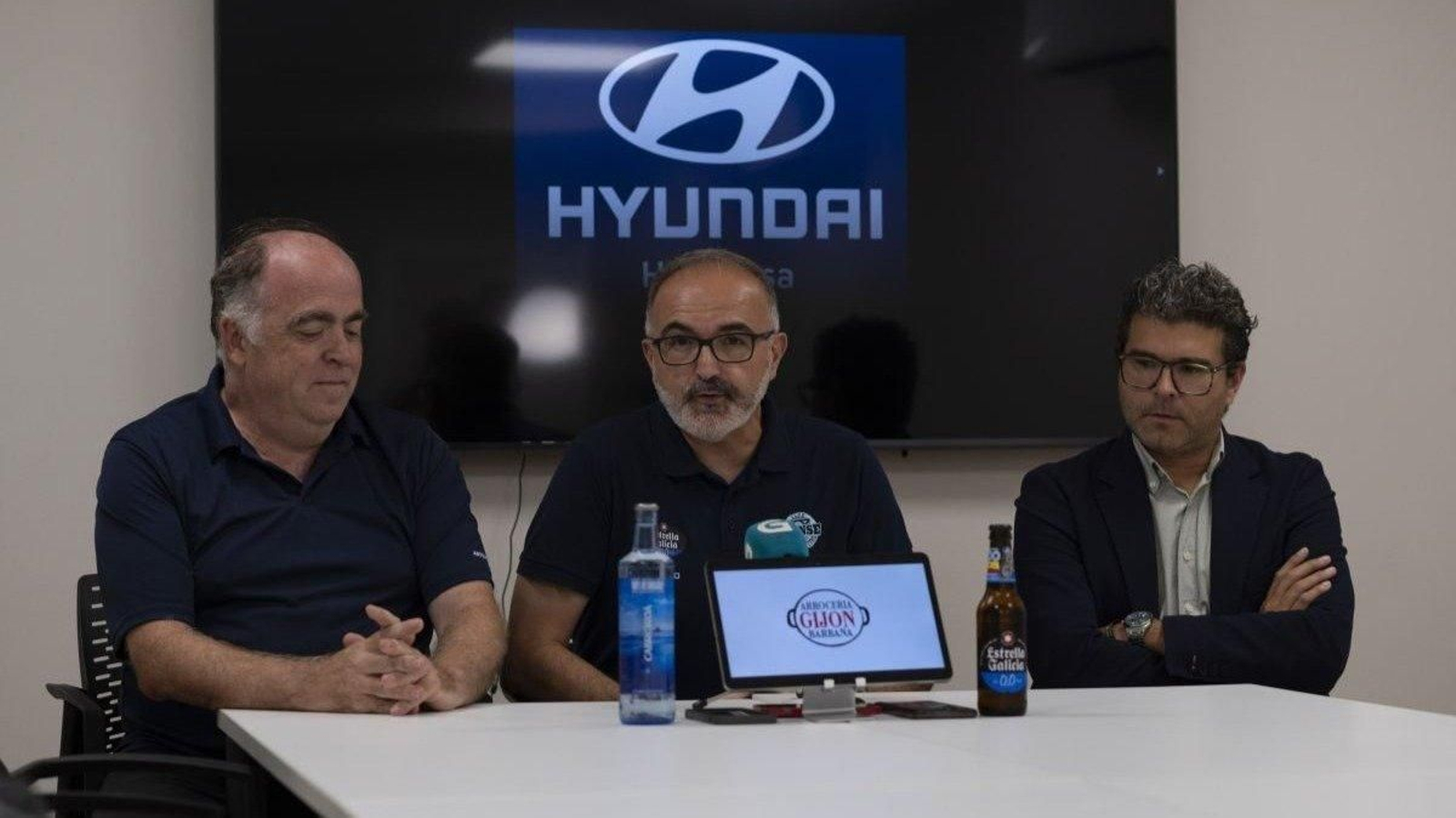 Eduardo Villar, Moncho López y Guillermo Mouronte, en la presentación.