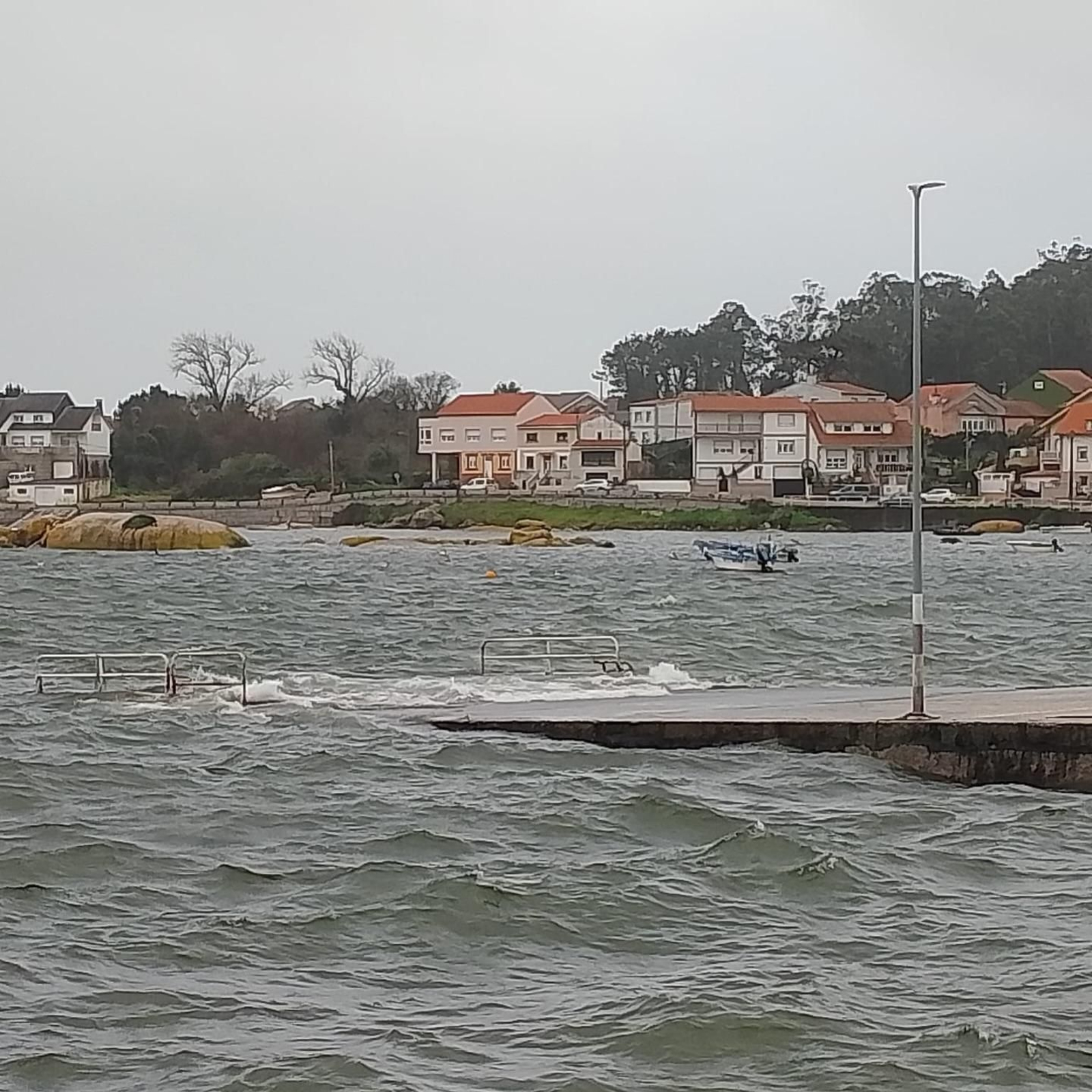 El pantalán del puerto de A Illa de Arousa se inundó y sufrió daños estructurales con las lluvias y la marea alta.