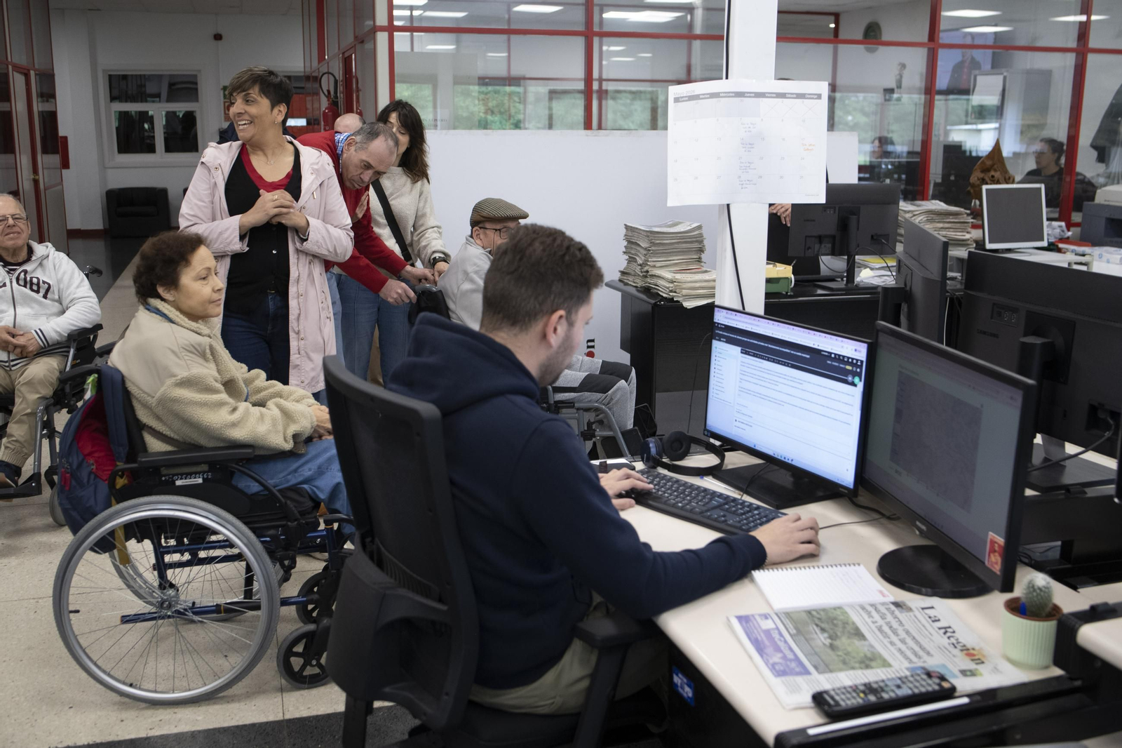 Galería | Usuarios de la Residencia de Santa Cruz conocen por dentro el trabajo de La Región y Telemiño