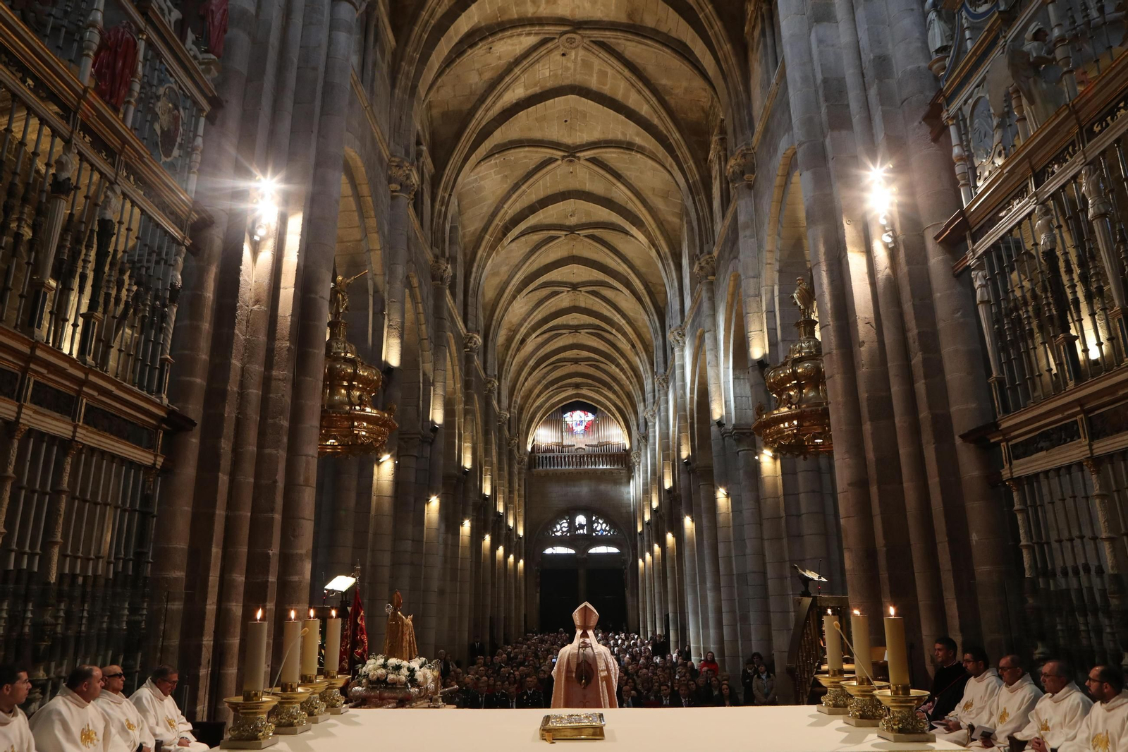 El obispo de Ourense, Leonardo Lemos, imparte la homilía durante la celebración de San Martiño ante una catedral llena.