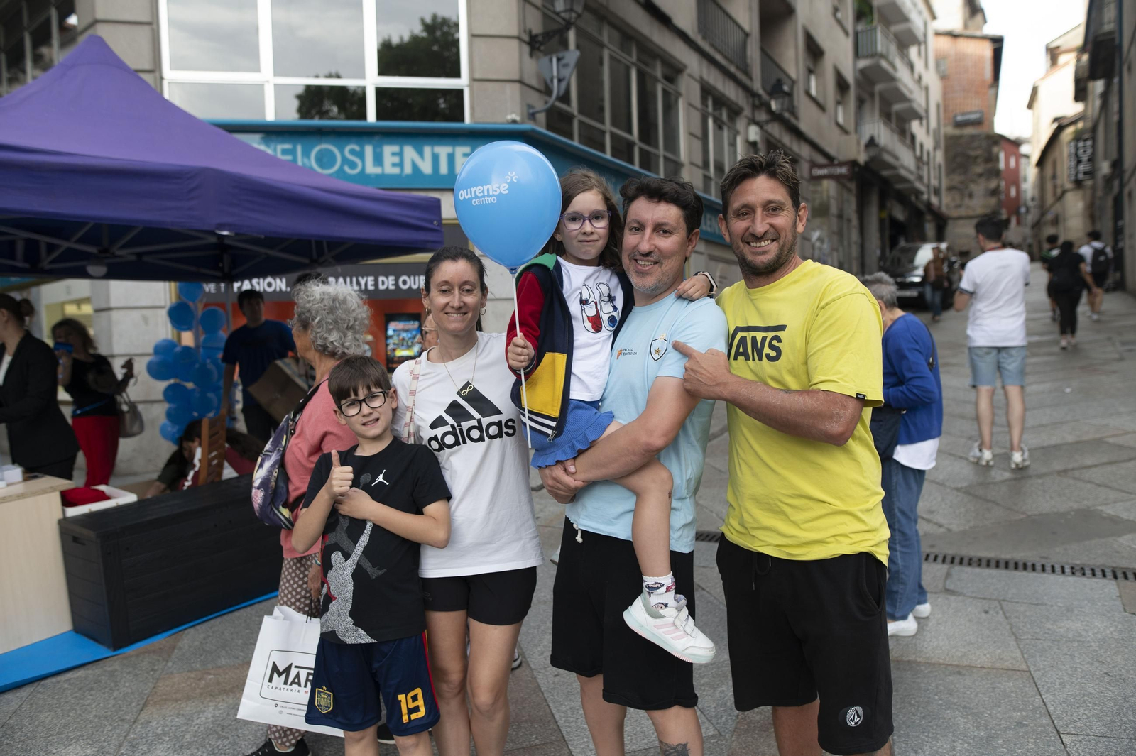 Galería | Ourense sale de compras nocturnas en la Shopping Night