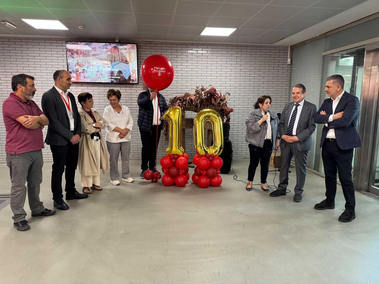El mercado de O Progreso celebró ayer su décimo aniversario en sus instalaciones con un acto que contó con una actuación de Antía Pinal, la viguesa ganadora de La Voz, y con la presencia del alcalde Abel Caballero.