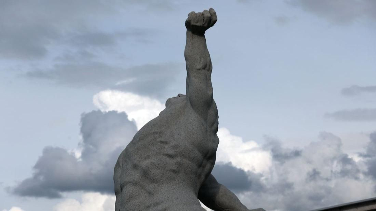 El despertar del imponente granito de Carrera al final del Puente del Milenio invitaba a hacer lo propio con la ciudad. (Fotos: José Paz)