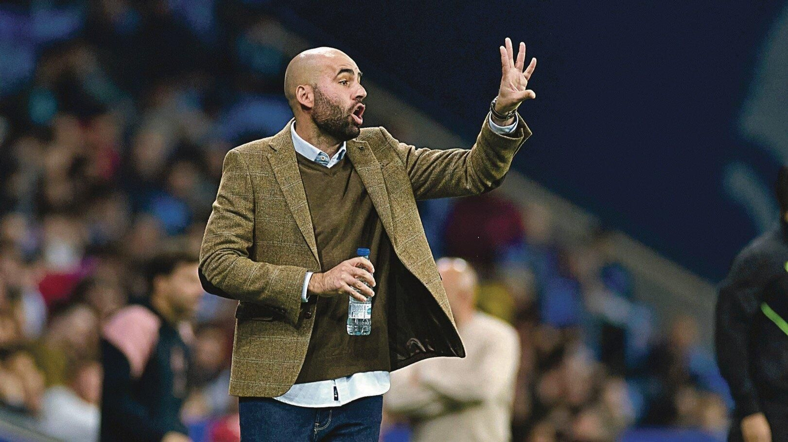 Claudio Giráldez da instrucciones desde la banda en el partido disputado ayer en el RCDE Stadium.