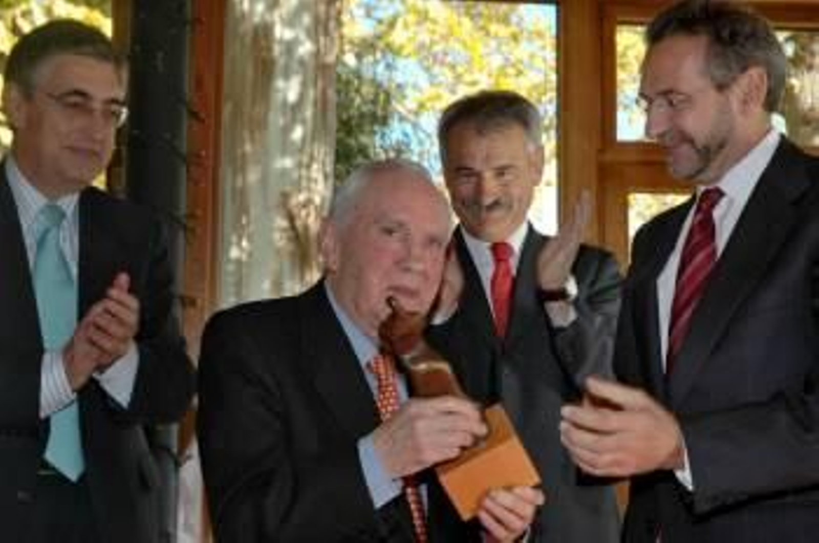 Tojeiro, con Moreda, Ameijeiras y Fernández Antonio, recogiendo el premio a la Empresa Familiar. (Foto: ARCHIVO)