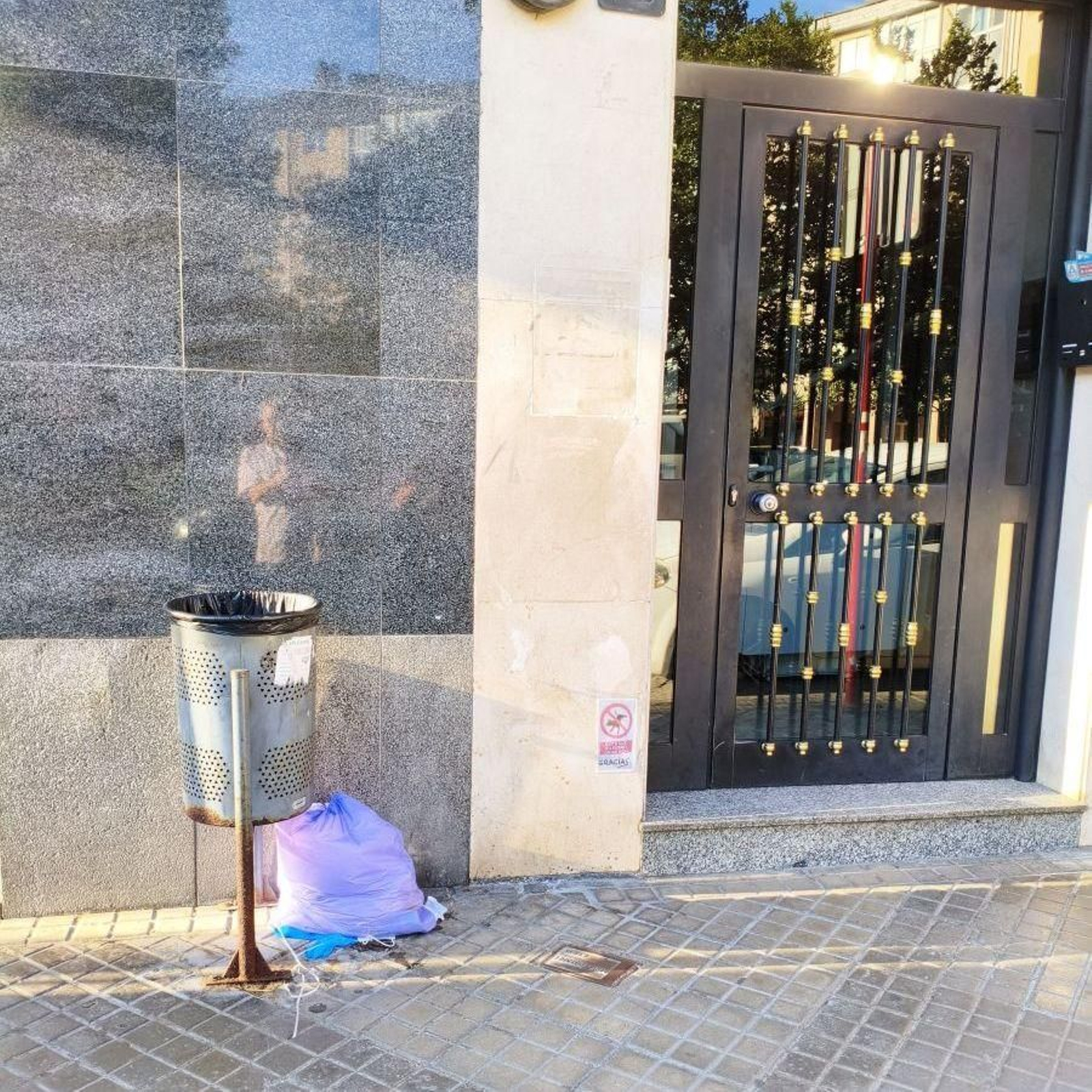 En la calle San Rosendo las personas dejan las bolsas de basura debajo de las papeleras teniendo contenedores a cincuenta metros.