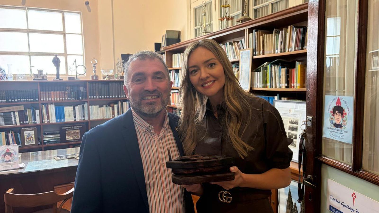 Fabiola García con el presidente del Centro Gallego de Avellaneda