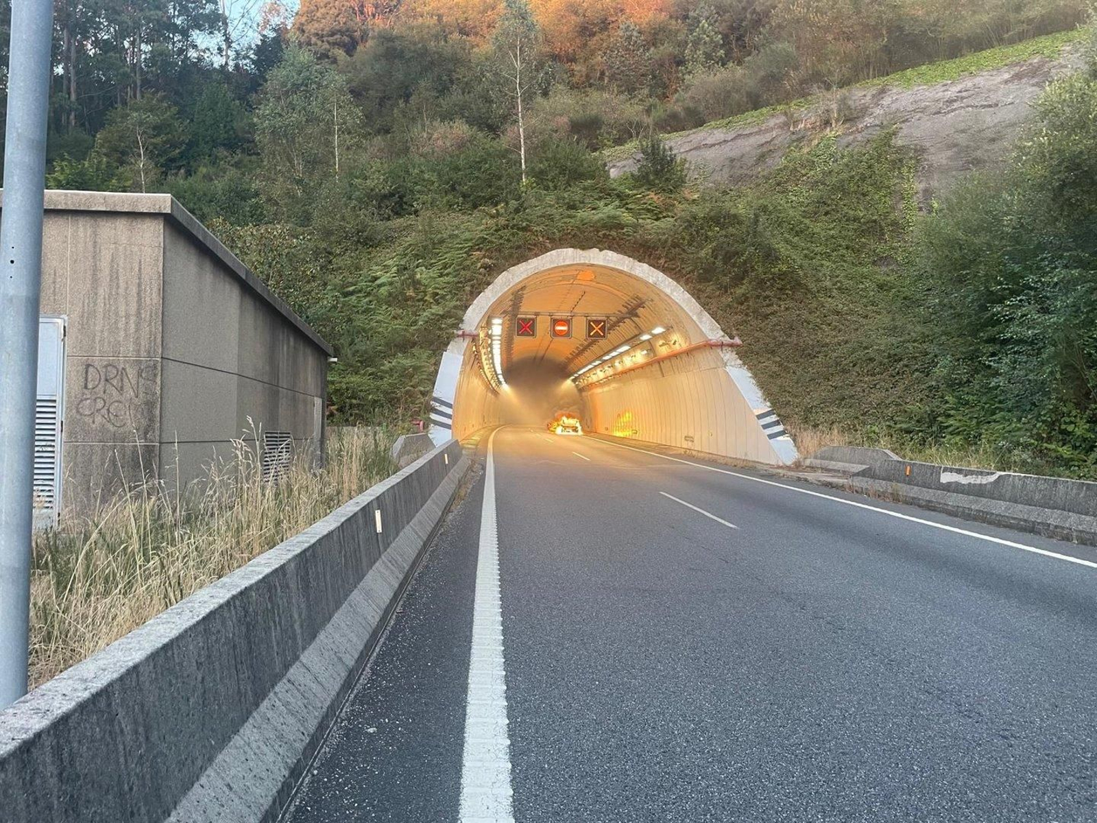 El coche ardiendo en el túnel de O Folgoso.