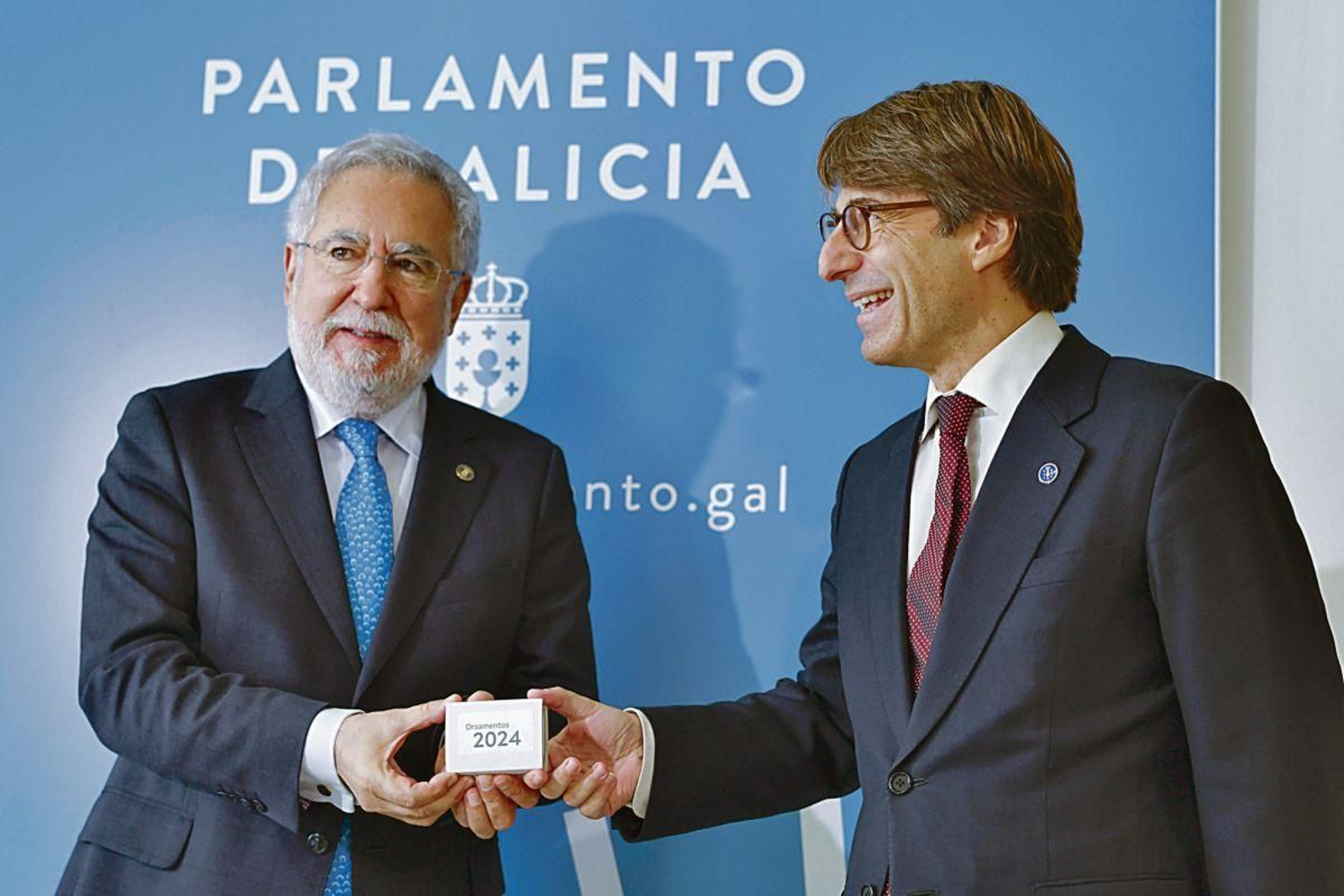 Miguel Corgos entregó los presupuestos al presidente del Parlamento de Galicia, Miguel Santalices.