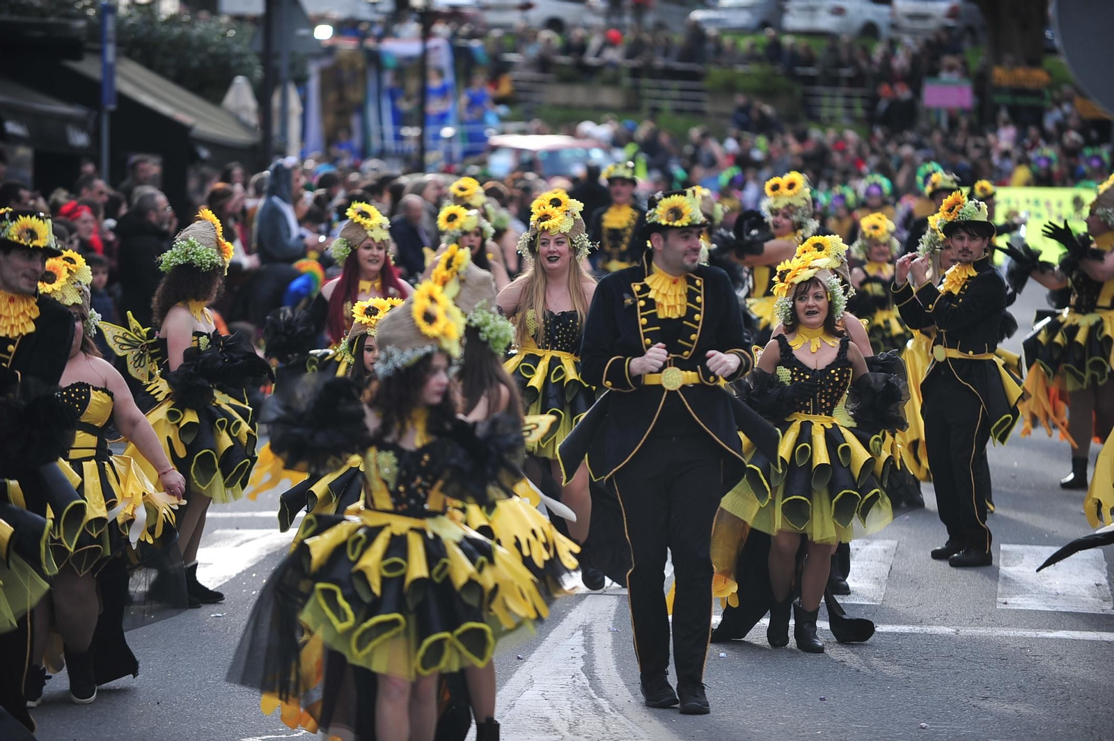 Galería | Color y retranca se pasean por las calles de A Valenzá durante su Martes de Entroido