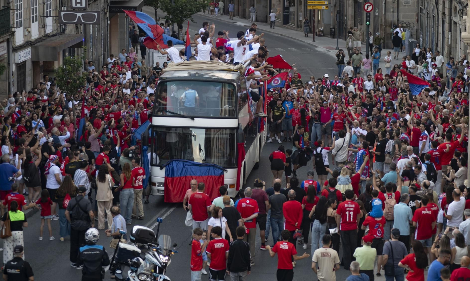 Galería | La aplaudida acogida de los unionistas a la UD Ourense contrasta con la pitada a Jácome en la Plaza Mayor, en fotos