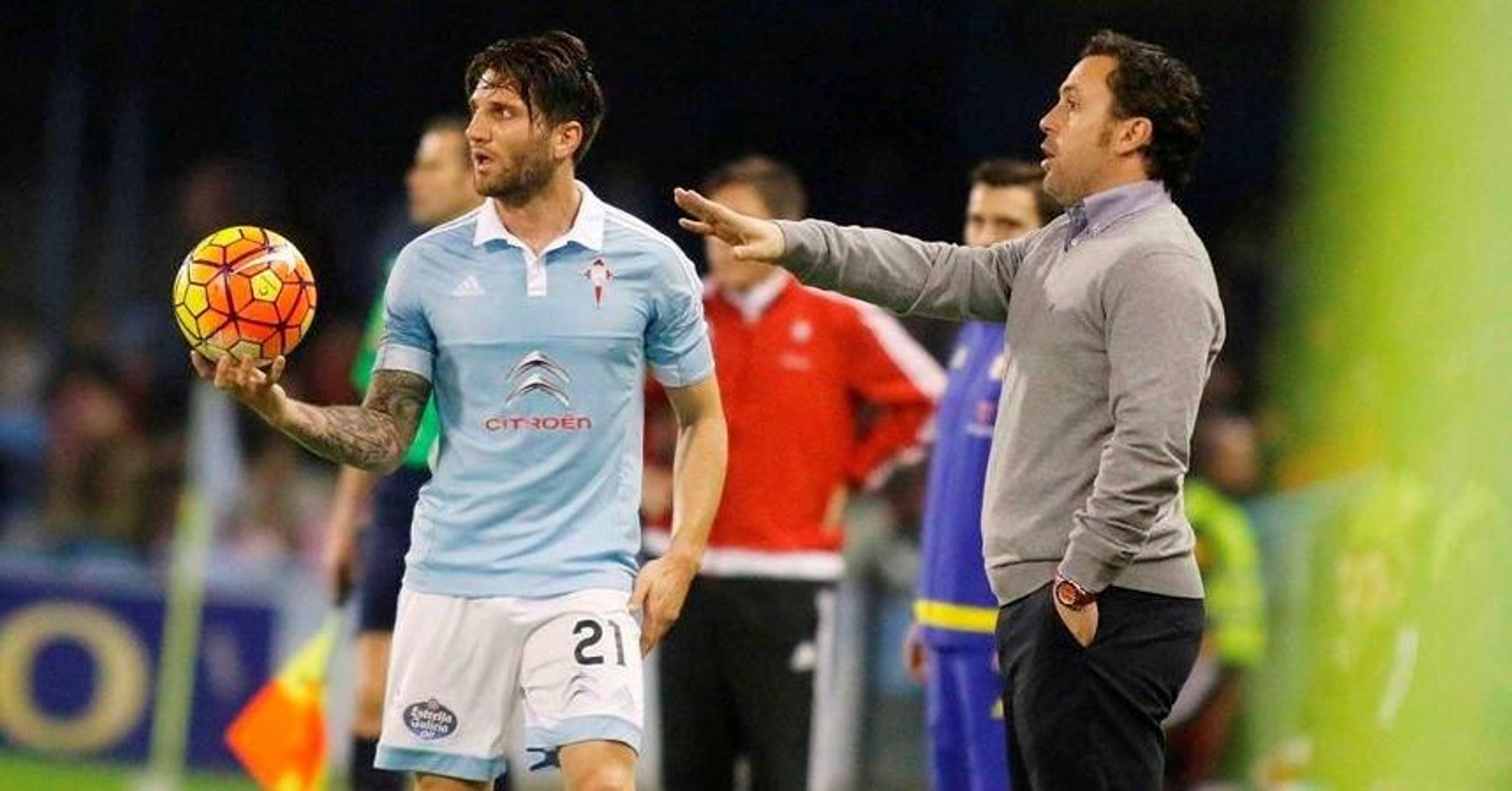 Planas se dispone a sacar de banda ante Sergio González.