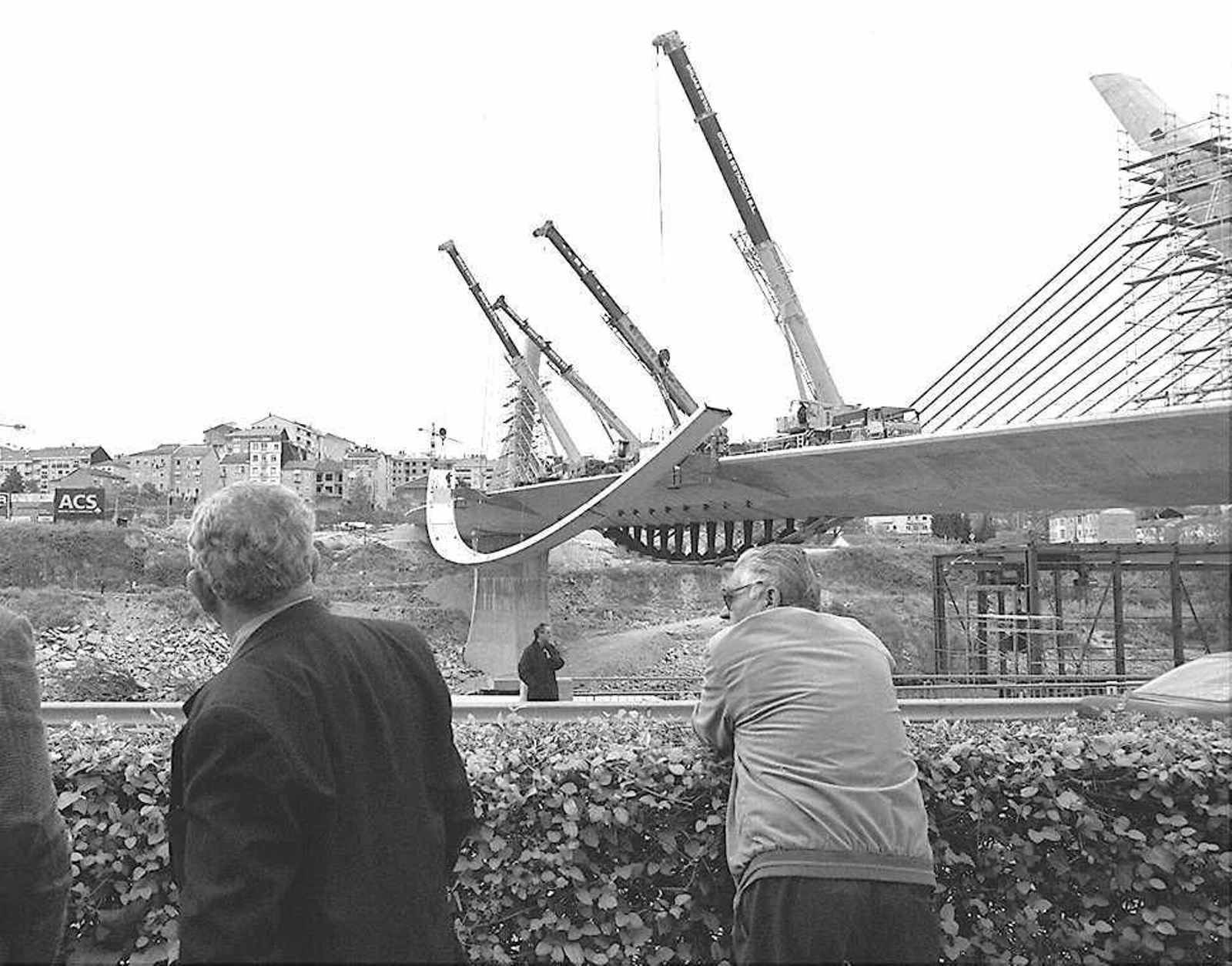 La construcción del emblemático Puente del Milenio hace 25 años cambiaba el skyline de Ourense, en fotos