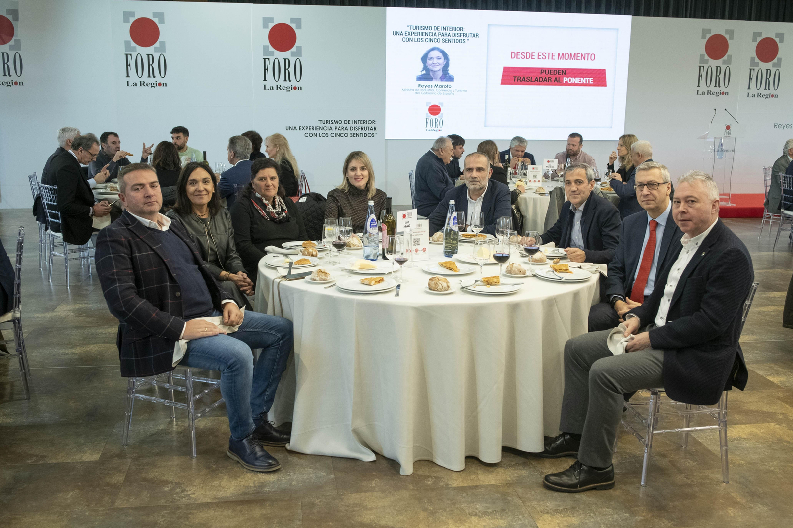 RÍO MAO: Raúl Gómez, “CEO” de Bouroá; Carmen Dacosta, diputada socialista por Ourense en el Parlamento de Galicia; Susana Rodríguez, diputada socialista provincial; Noelia Rodríguez, alcaldesa del Concello de Ribadavia; David López, del Ministerio de Industria; José Luis González, alcalde del Concello de Amoeiro; Héctor Díaz, de La Región, y José Antonio Fraiz, de la Facultad de Ciencias Empresariales y Turismo de la UVigo. (XESÚS FARIÑAS)